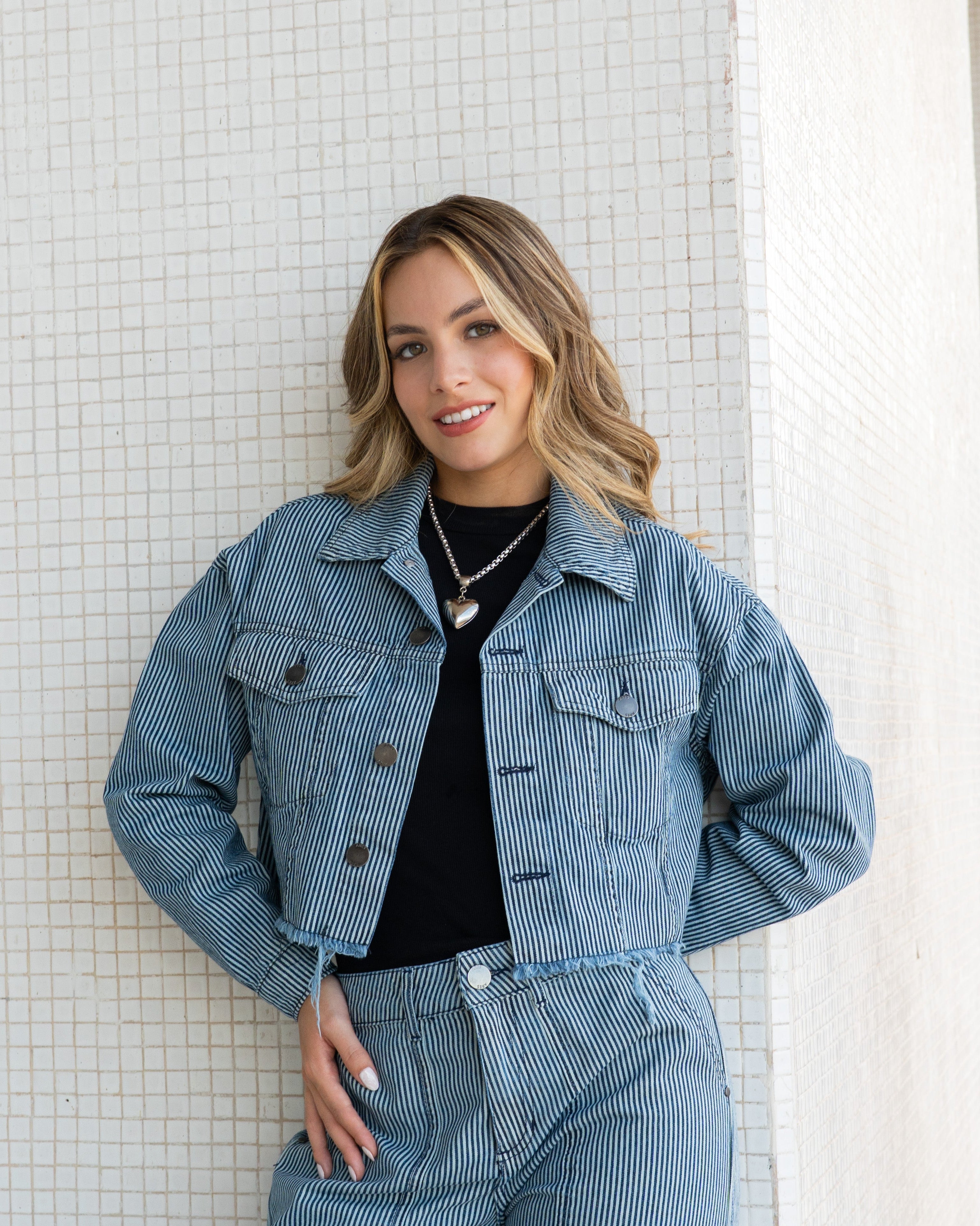 CAMPERA CROPPED DENIM A RAYAS