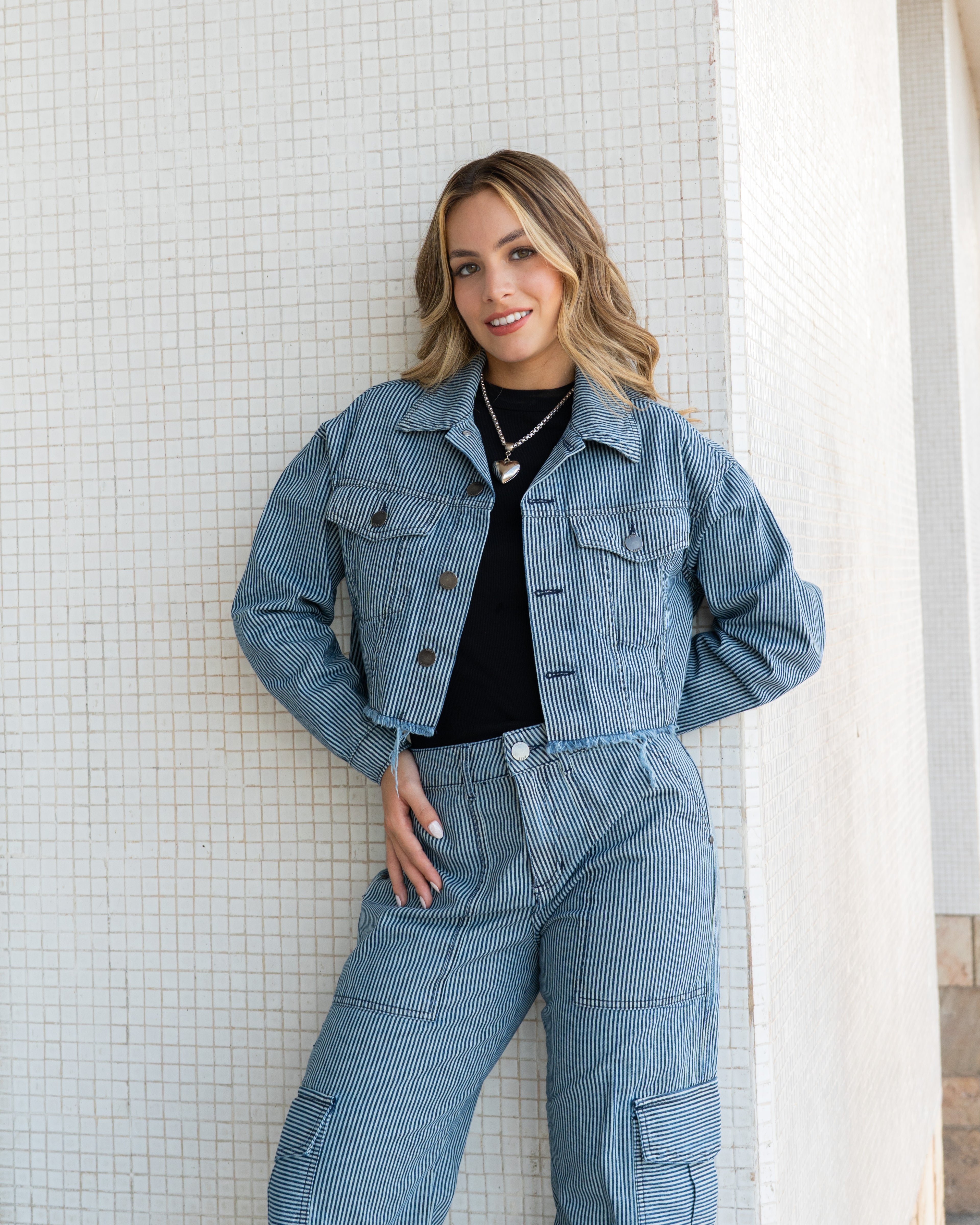 CAMPERA CROPPED DENIM A RAYAS