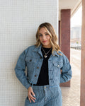 CAMPERA CROPPED DENIM A RAYAS